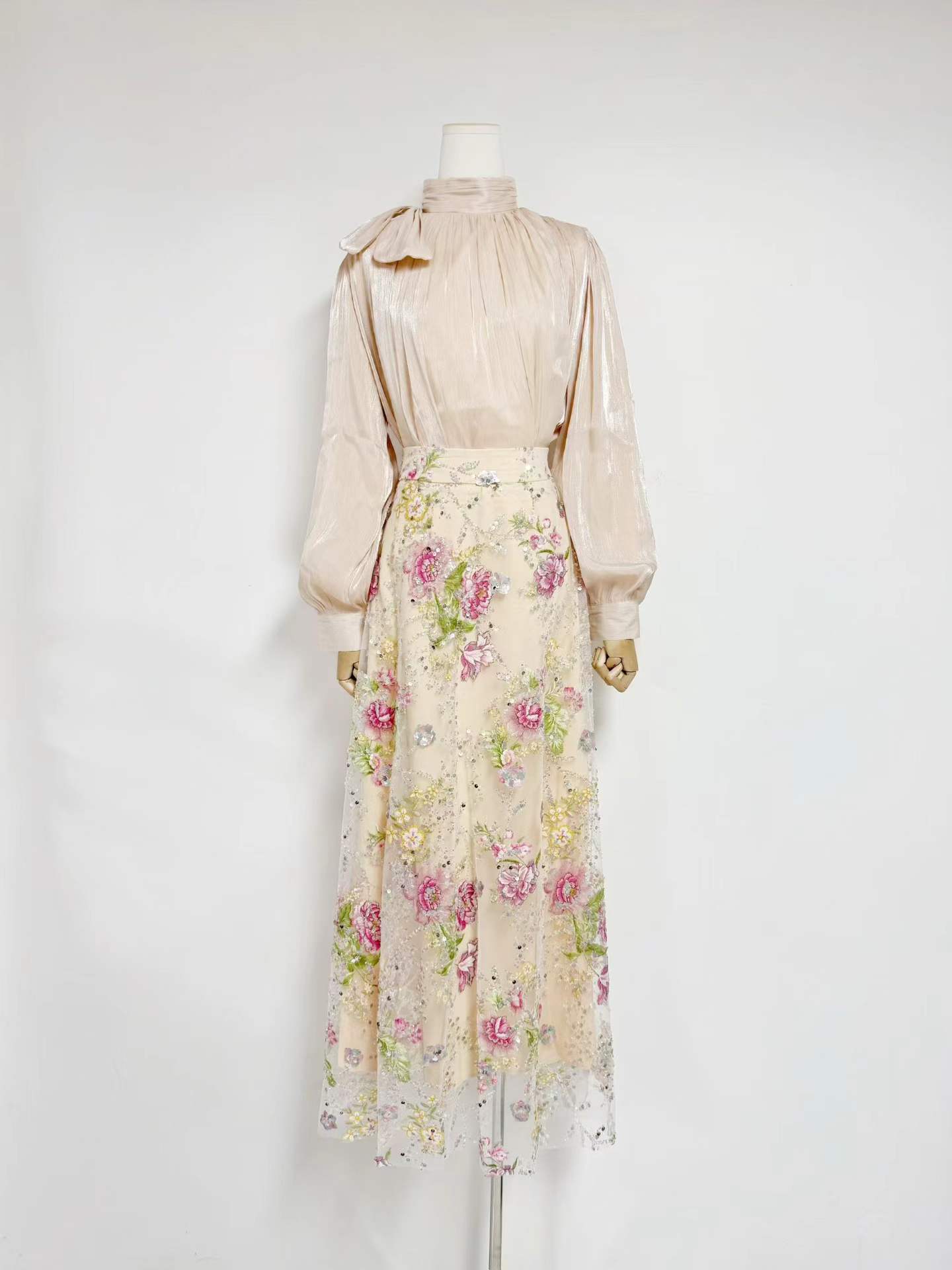 Conjunto Elegante e Chic VGH P - Women Formal Wear With Skirt avaliação e preço